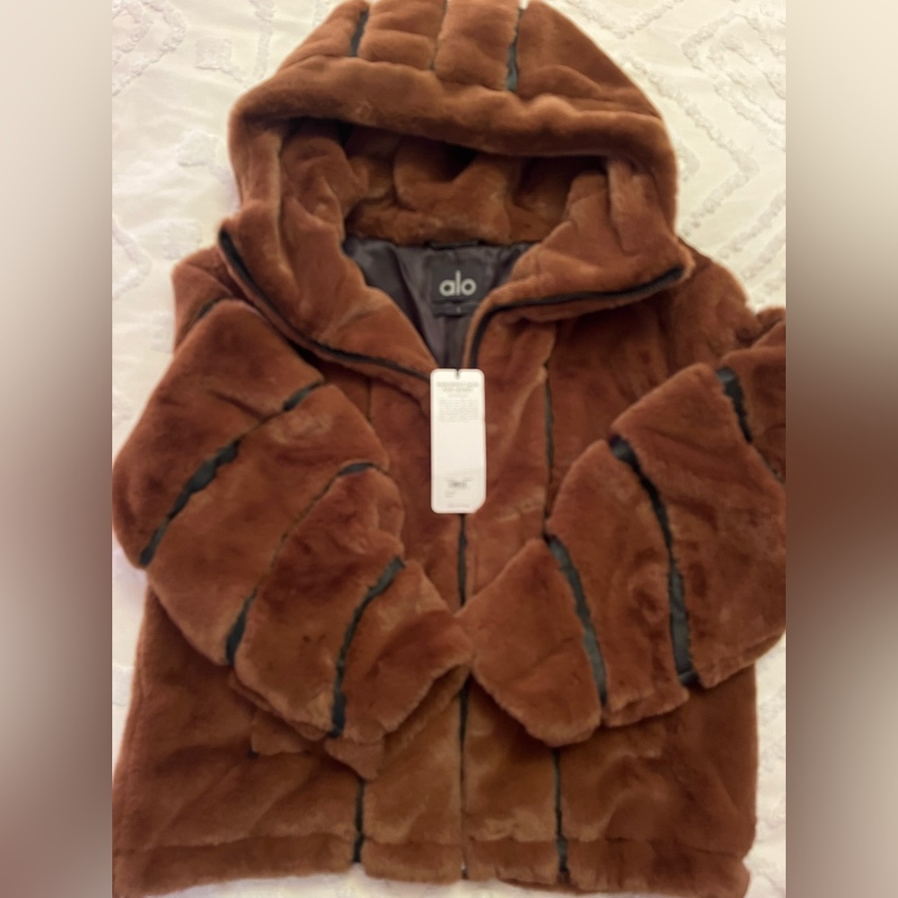 💎Knockout faux fur jacket

Size: Small